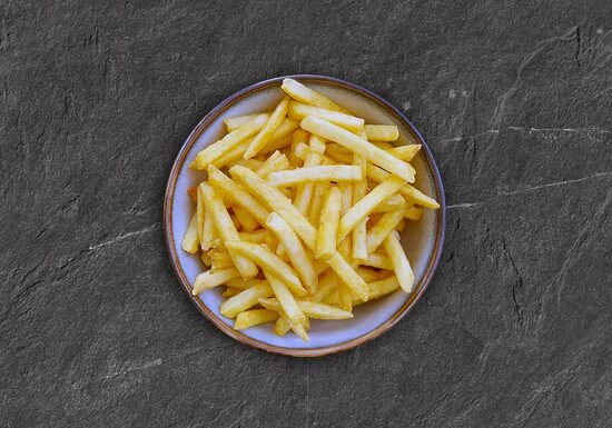 Fritēti kartupeļi ar kečupu vai majonēzi