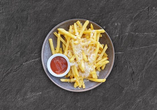 Fritēti kartupeļi ar trifeļu eļļu un parmezānu un tomātu mērci